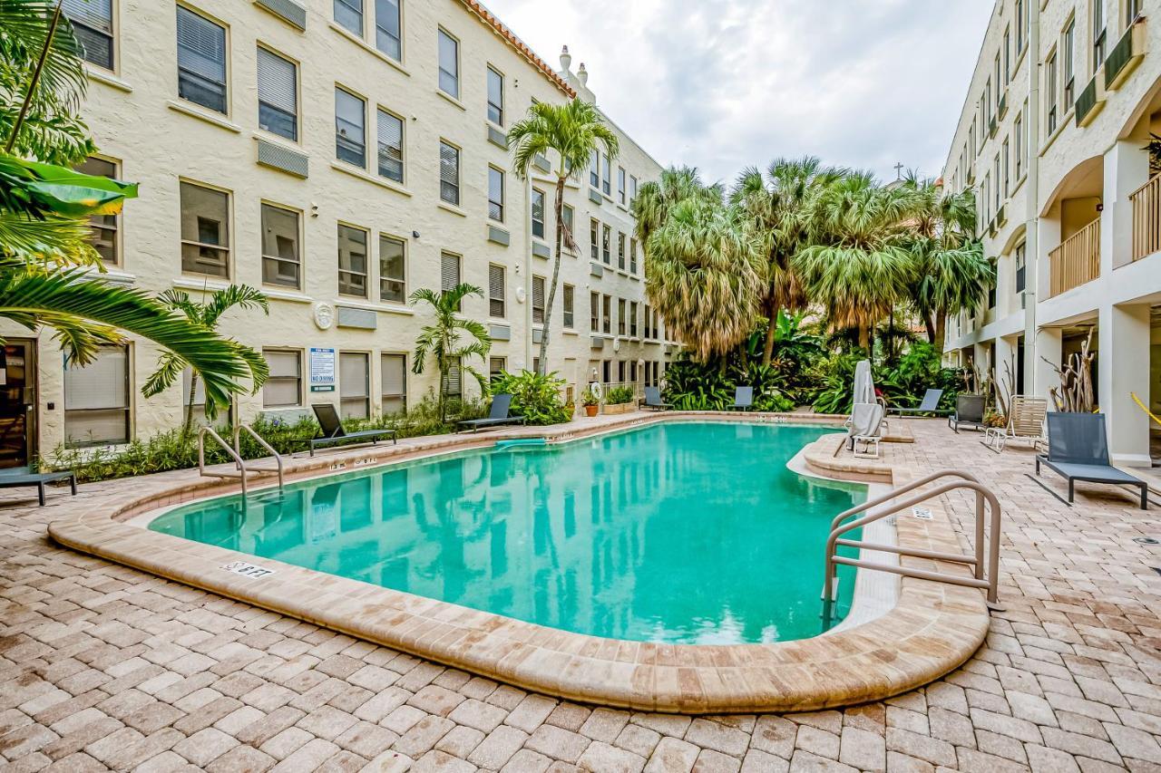 Hotel Palm Rising