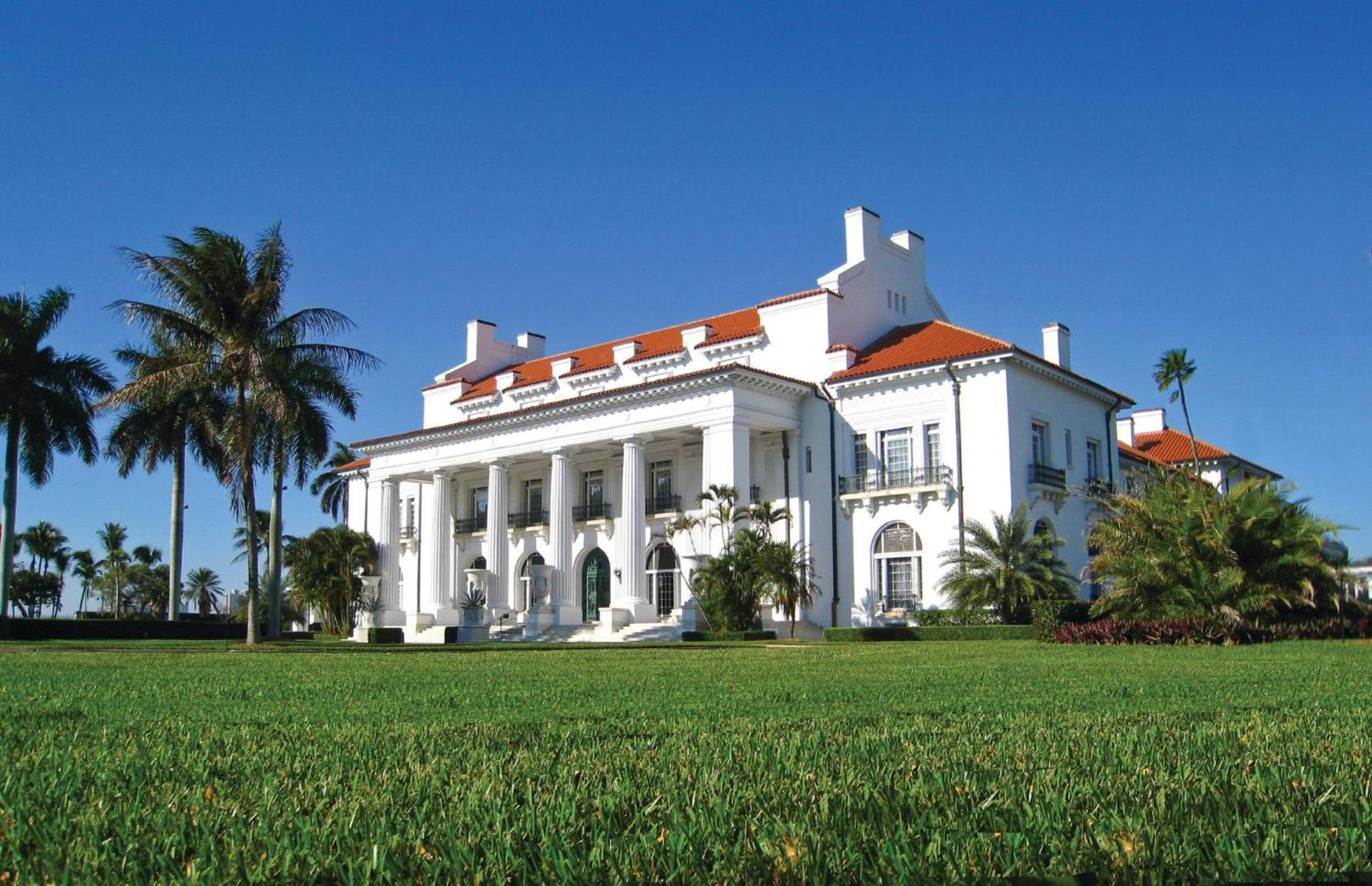 Palm Beach Hotel *